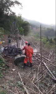 SDZ-60全液壓風(fēng)動(dòng)山地輕便鉆機(jī)現(xiàn)場(chǎng)施工7